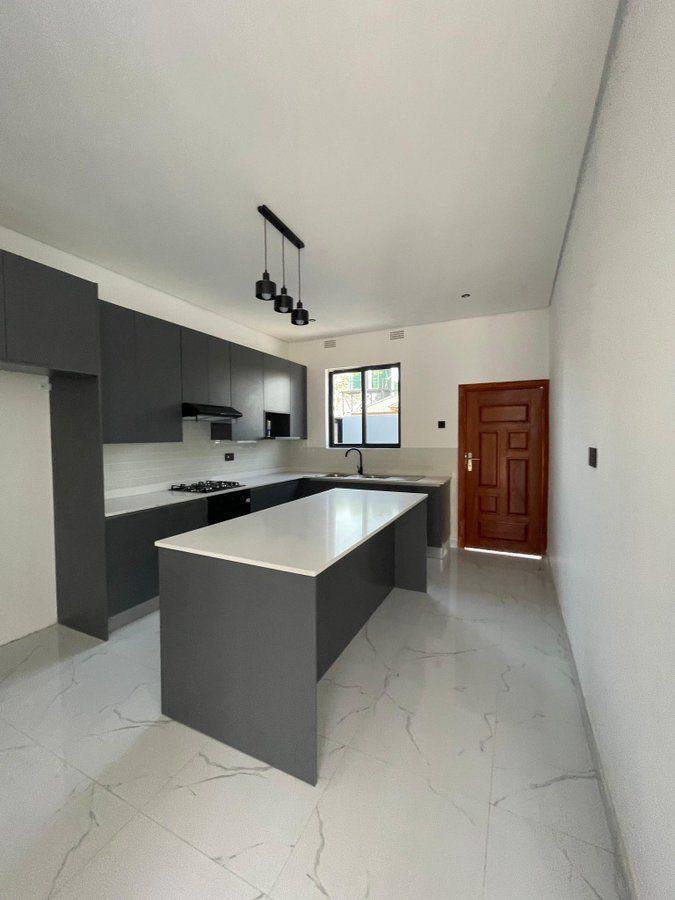 Cuisine moderne laquée sur mesure réalisée par Heaven Home à Cocody, Abidjan