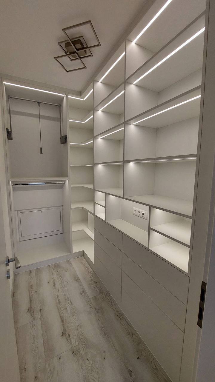 Dressing sur mesure avec penderies et étagères installé par Heaven Home à Riviera, Abidjan