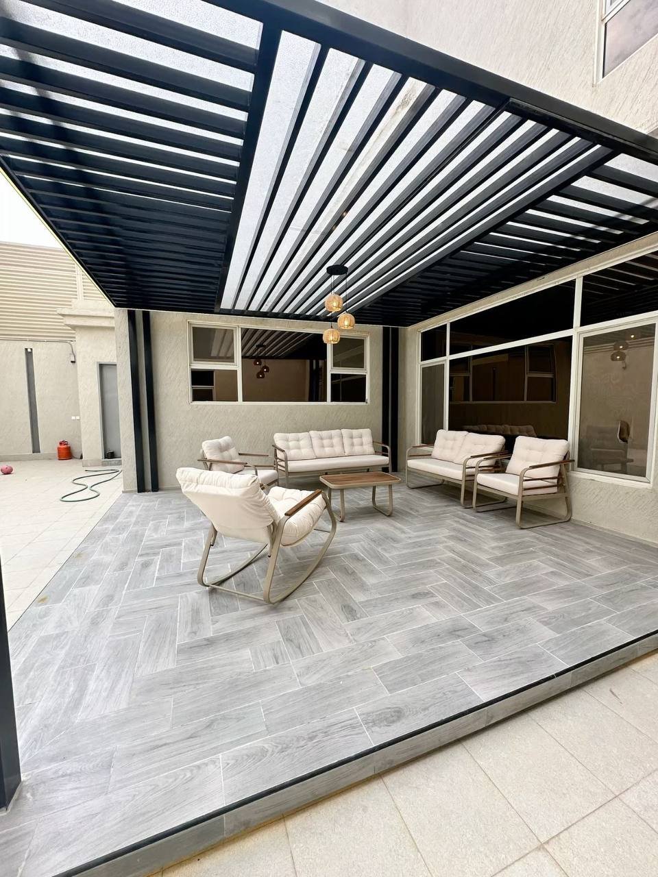 Pergola en aluminium thermolaqué installée sur une terrasse à Bingerville par Heaven Home