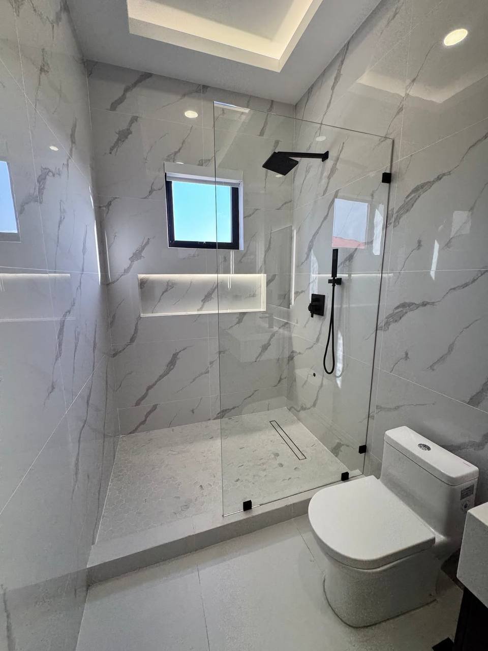 Salle de bain moderne avec douche à l'italienne réalisée par Heaven Home à Yopougon, Abidjan