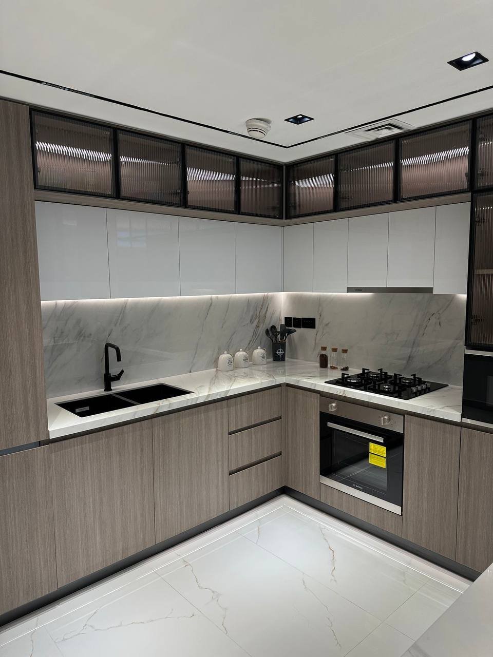 Cuisine en L avec plan de travail en quartz installée à Riviera, Abidjan