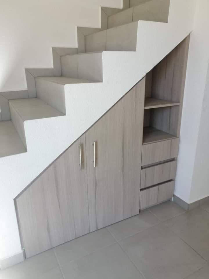 Aménagement de rangements sous escalier sur mesure à Bingerville