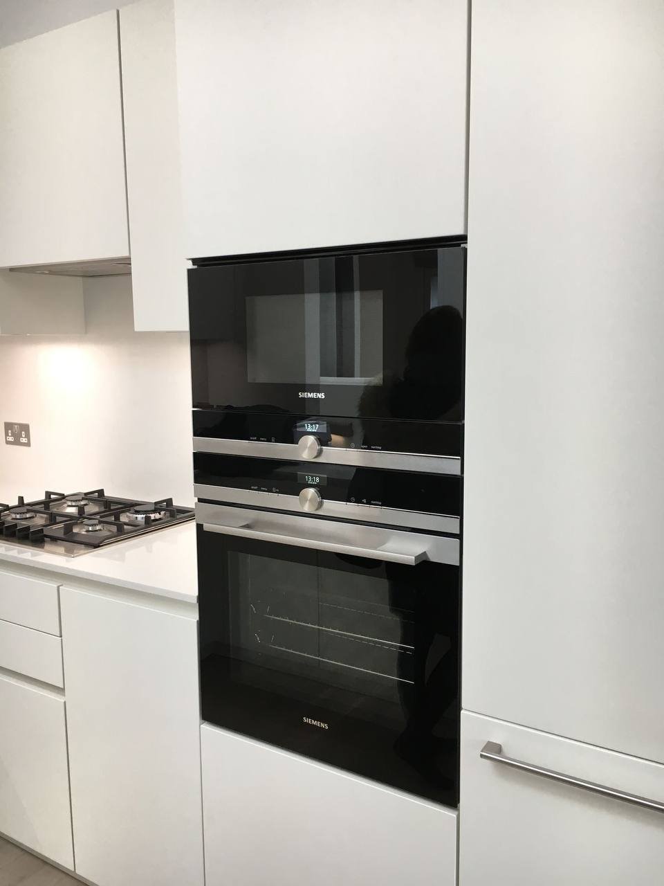 Four et micro-ondes encastrés en colonne dans une cuisine sur mesure à Riviera