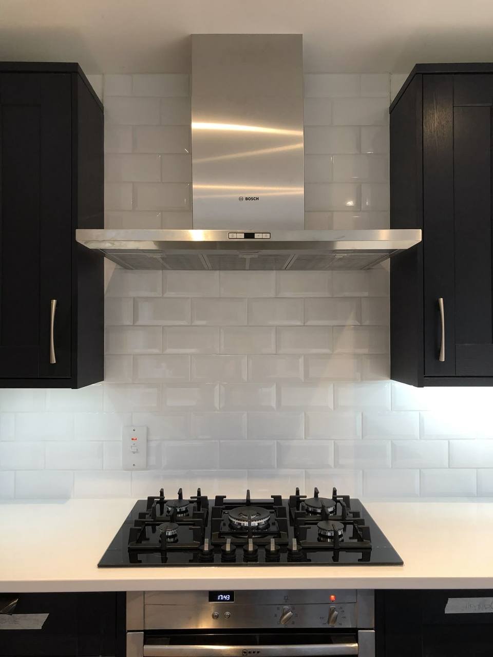 Hotte design intégrée dans une cuisine sur mesure à Marcory, Abidjan