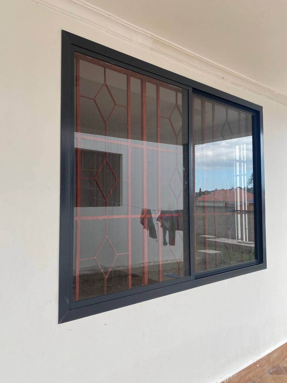 Fenêtres coulissantes en aluminium thermolaqué installées à Yopougon, Abidjan