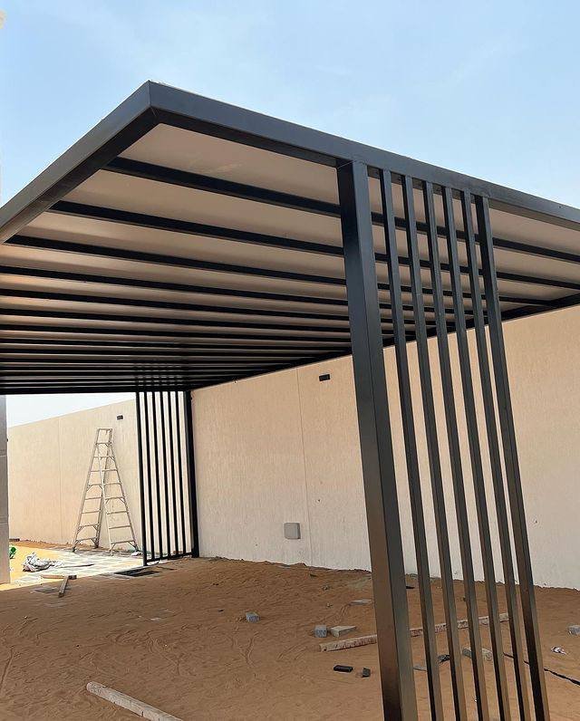 Pergola aluminium adossée à la façade d'une villa à Bingerville, Côte d'Ivoire