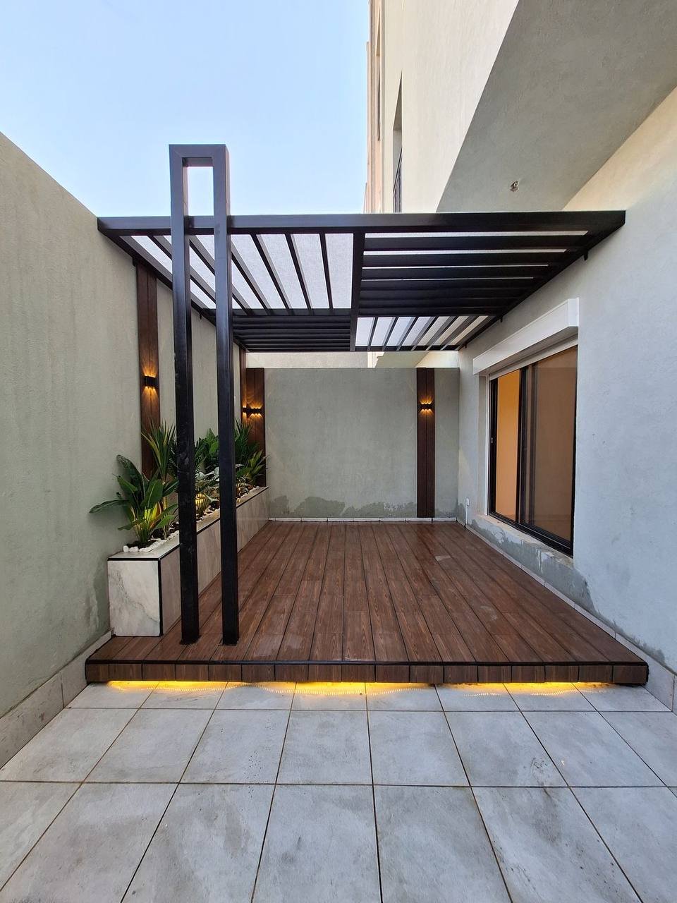 Terrasse couverte par une pergola en aluminium thermolaqué à Cocody, Abidjan