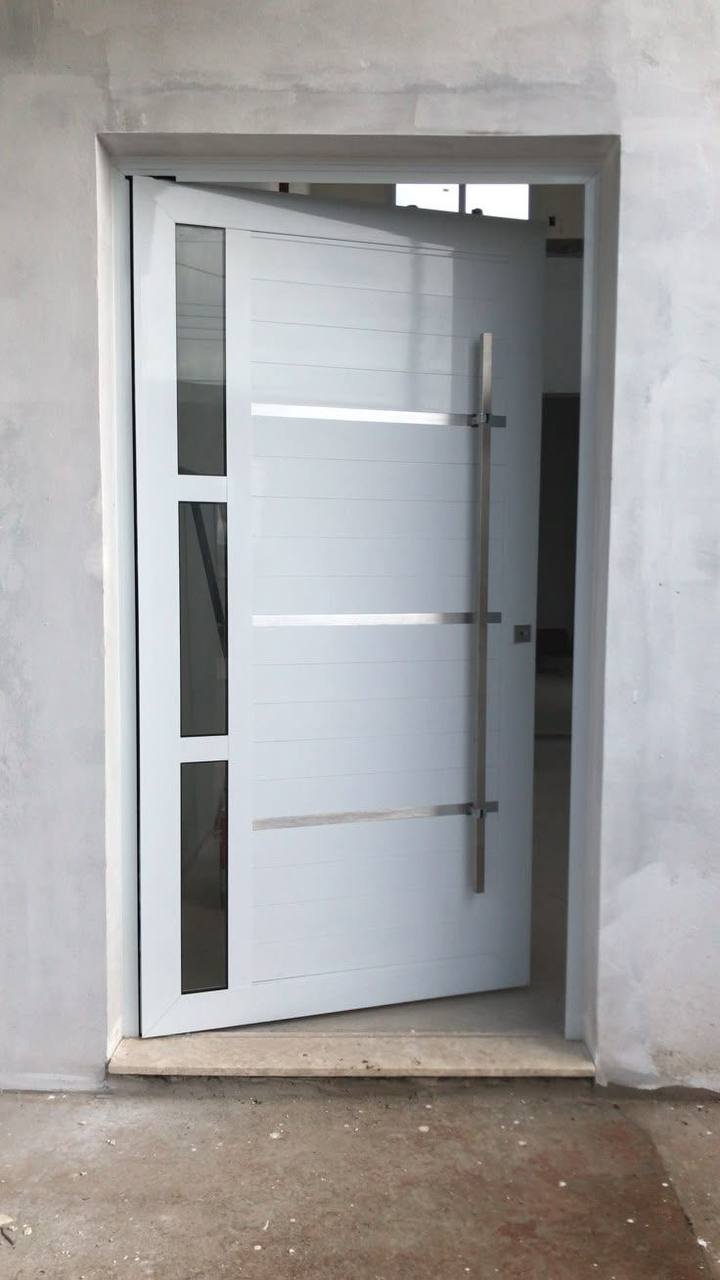 Porte d'entrée moderne composite avec vitrage décoratif à Cocody, Abidjan