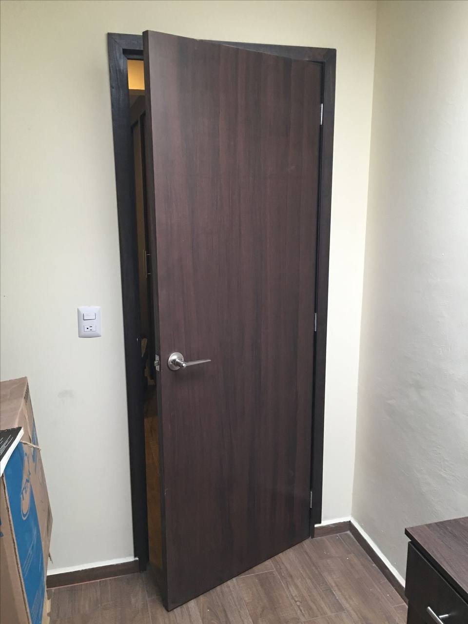 Porte composite aspect chêne classique installée à Riviera, Abidjan