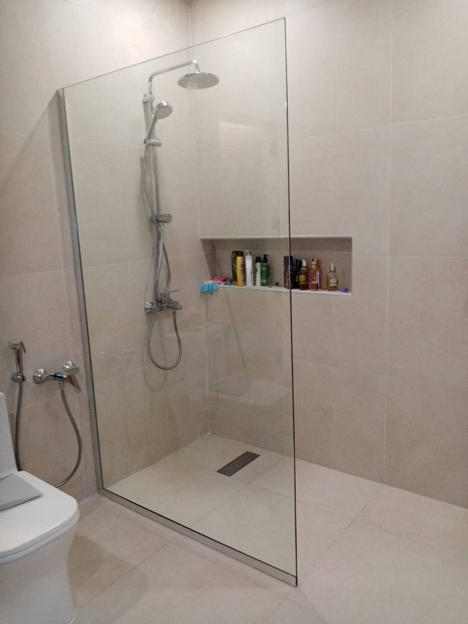 Douche à l'italienne avec receveur extra-plat installée à Yopougon, Abidjan